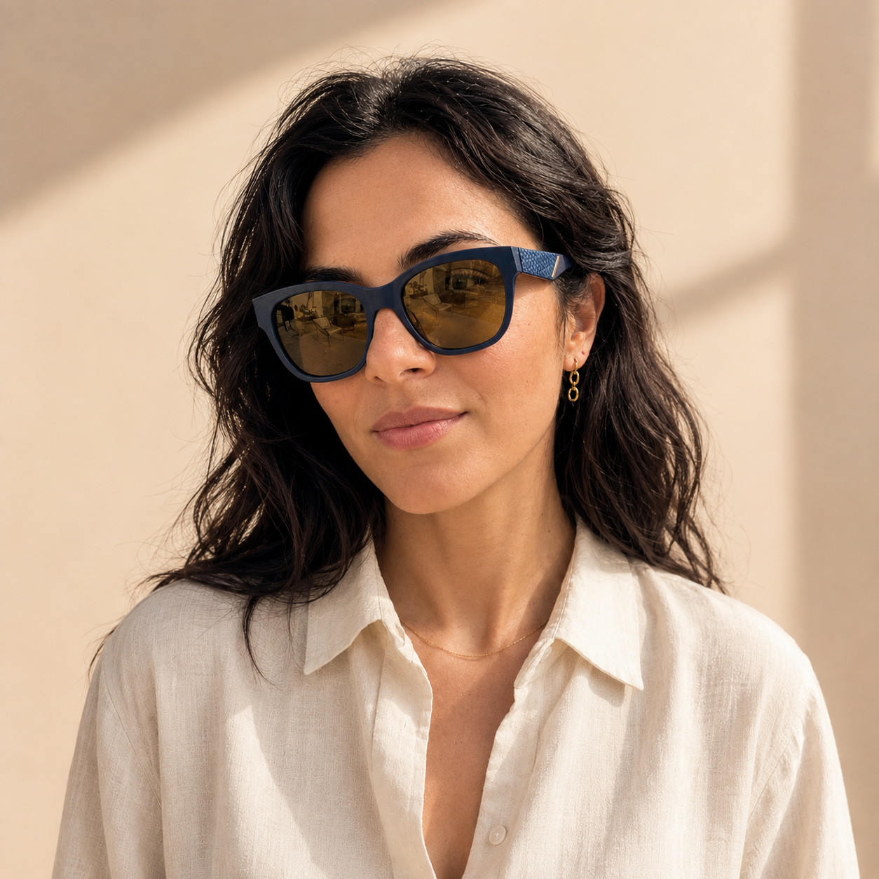 Occhiali da sole donna AURA Dusk Blue ZP8 in un contesto lifestyle