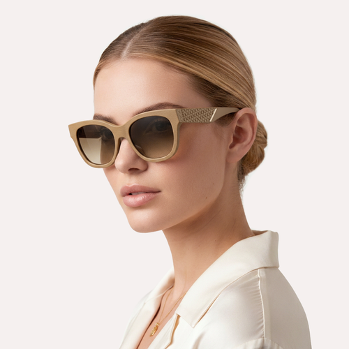 Occhiali da sole donna AURA Sand ZP8, montatura color sabbia e lenti sfumate marroni, indossato