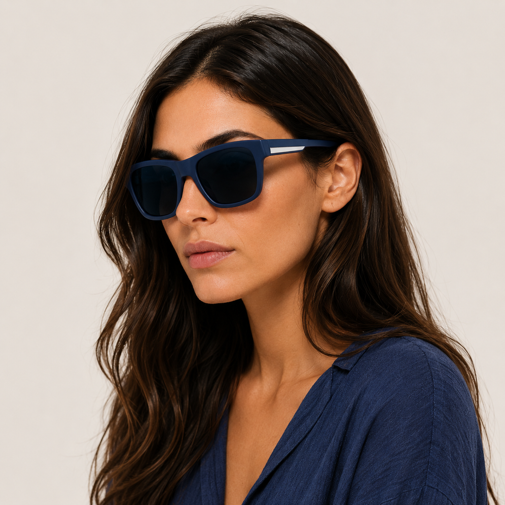 Occhiali da sole NOVA Midnight Blue ZP8 indossati da donna